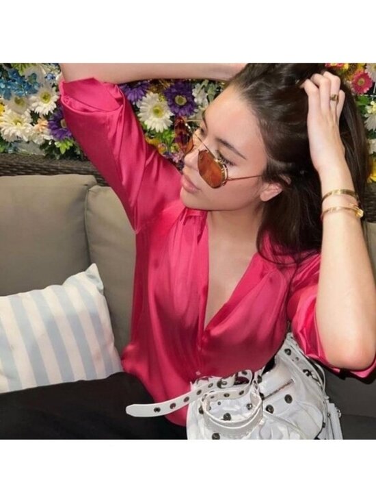 Fendi FE40039U 10L Sunglasses Gold Geometric Frame, Yellow Mirror Lenses main image 4